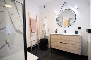 Doccia, asciugamani, sapone, shampoo