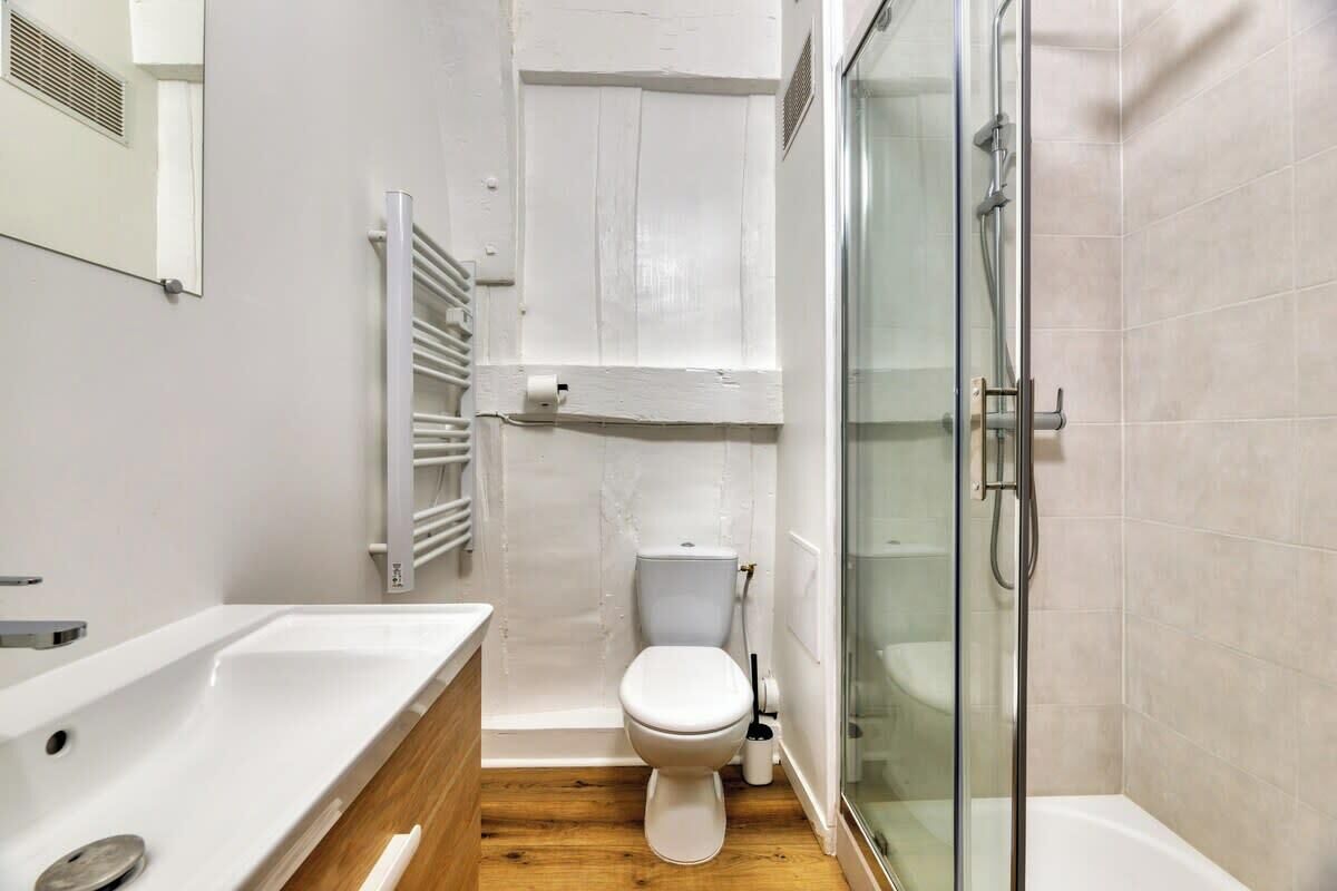 Douche, serviettes fournies, savon, shampoing