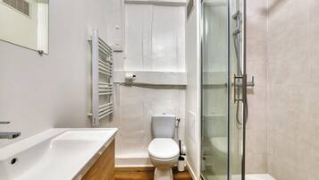 Douche, serviettes fournies, savon, shampoing