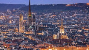 A cityscape with prominent Gothic-style spires and a densely packed urban area. - Damien, votre *F3 *2 chambres *terrasse à *Rouen (Rouen)