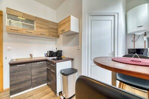 Réfrigérateur, micro-ondes, plaque de cuisson, cafetiÚre/bouilloire