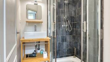 Een douche, een haardroger, handdoeken, zeep