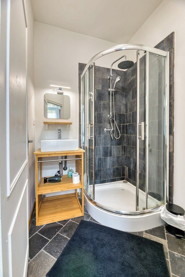 Dusche, kostenlose Toilettenartikel, Haartrockner, Handtücher