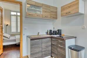 Réfrigérateur, micro-ondes, plaque de cuisson, cafetiÚre/bouilloire
