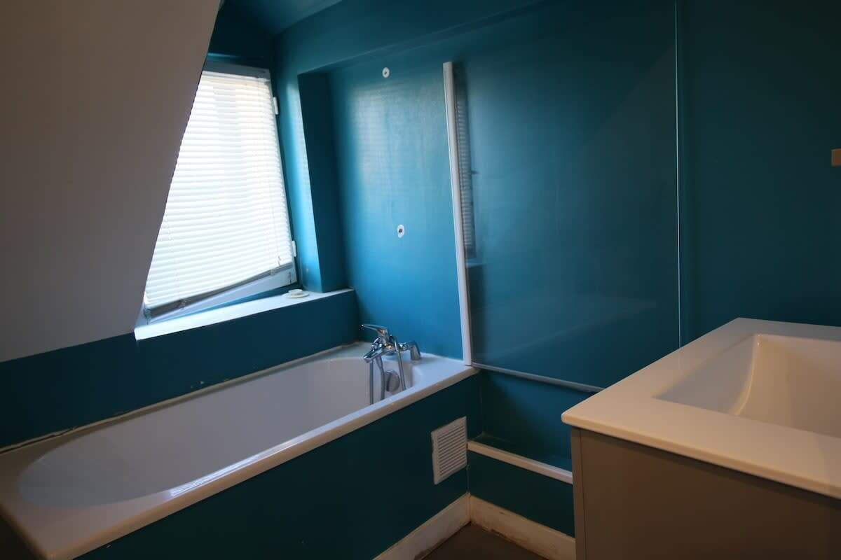 Hårtork, handdukar, tvål och schampo