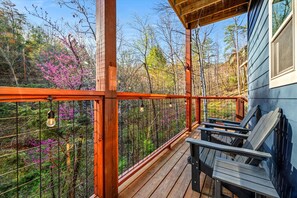 Property grounds - Modern 2-bedroom cabin With Gameroom, Movie Theater, Hot tub close to Gatlinburg (Sevierville)