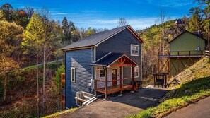Exterior - Modern 2-bedroom cabin With Gameroom, Movie Theater, Hot tub close to Gatlinburg (Sevierville)