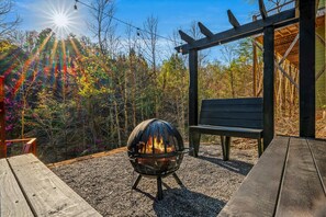 Terrace/patio - Modern 2-bedroom cabin With Gameroom, Movie Theater, Hot tub close to Gatlinburg (Sevierville)