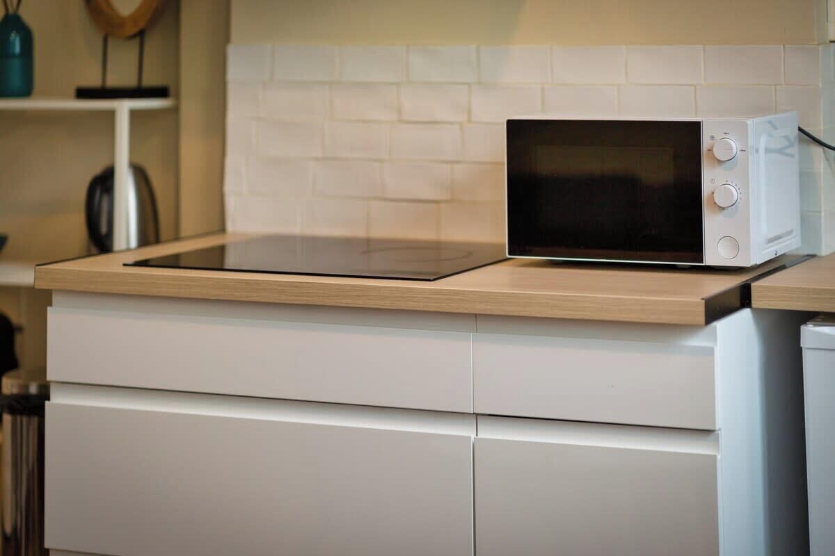 Køleskab, mikrobølgeovn, kogeplade, opvaskemaskine