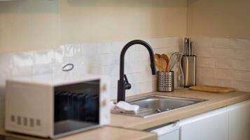 Réfrigérateur, micro-ondes, plaque de cuisson, lave-vaisselle