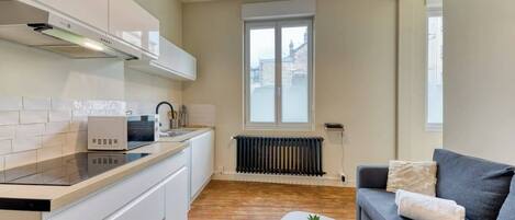 Réfrigérateur, micro-ondes, plaque de cuisson, lave-vaisselle