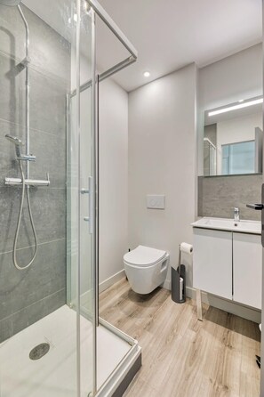 Dusche, kostenlose Toilettenartikel, Haartrockner, Handtücher