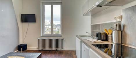 Réfrigérateur, micro-ondes, plaque de cuisson, cafetière/bouilloire
