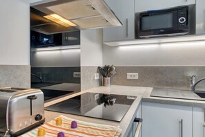 Refrigerador, microondas, placa de cocina, cafetera/tetera