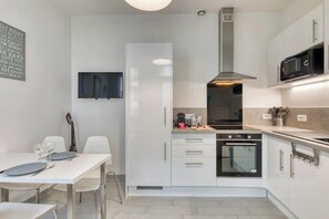 Réfrigérateur, micro-ondes, plaque de cuisson, cafetière/bouilloire