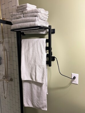 Regadera, toallas, jabón, papel de baño 