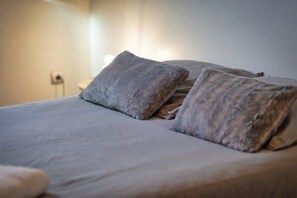 5 bedrooms, iron/ironing board, WiFi, bed sheets