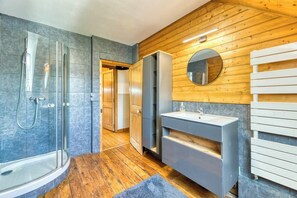 Douche, sĂšche-cheveux, serviettes fournies