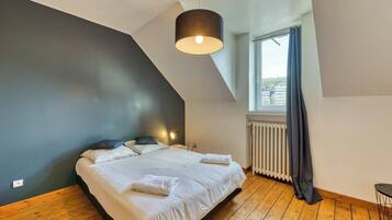 5 bedrooms, iron/ironing board, WiFi, bed sheets