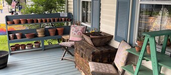 Charming 2-bedroom apartment above a country store in the heart of Gardiner!