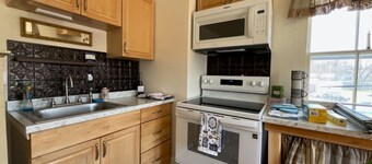 Charming 2-bedroom apartment above a country store in the heart of Gardiner!