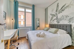 4 bedrooms, iron/ironing board, WiFi, bed sheets