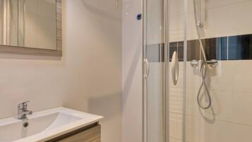 Douche, sĂšche-cheveux, serviettes fournies