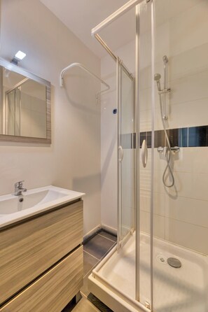 Douche, articles de toilette gratuits, sèche-cheveux