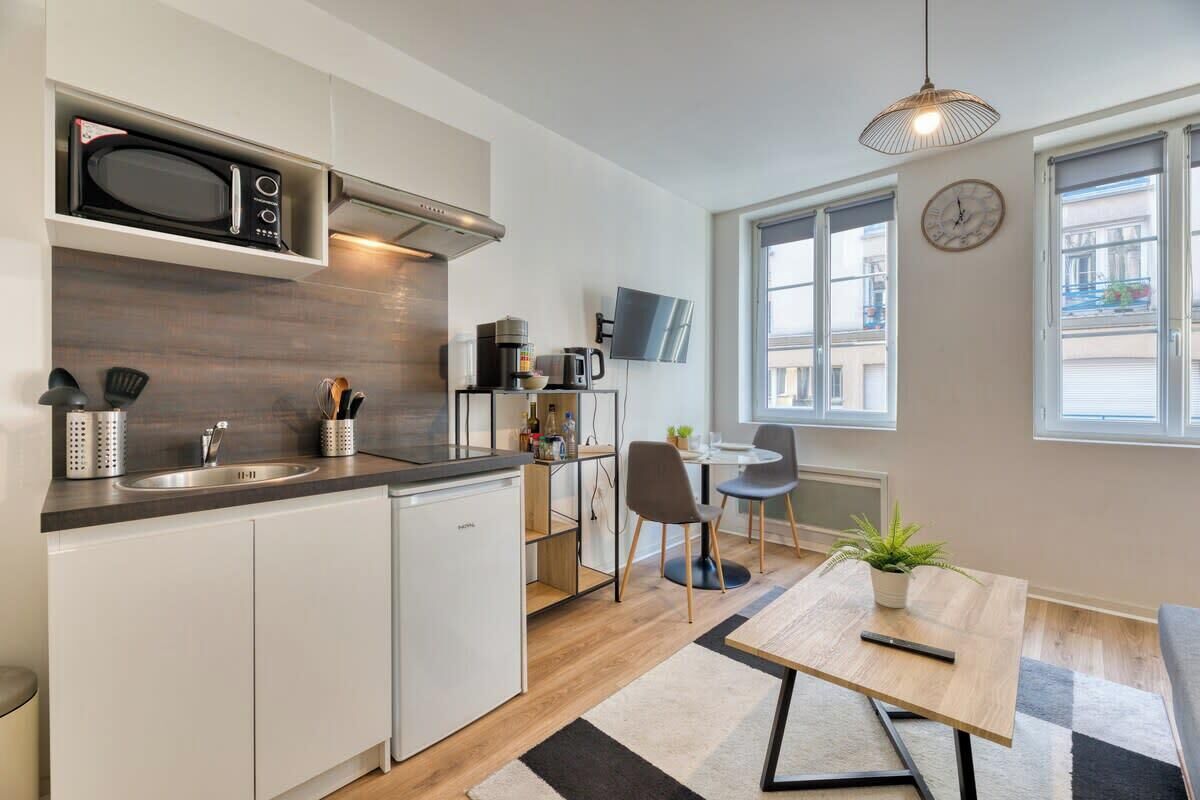 Frigorífico, microondas, placa de cocina y cafetera o tetera