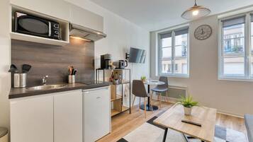 Frigorífico, microondas, placa de cocina y cafetera o tetera