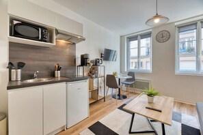 Fridge, microwave, stovetop, coffee/tea maker