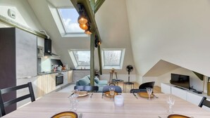 Een modern loft-appartement met een eethoek, keuken en woonruimte.