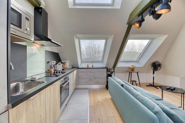 Fridge, microwave, oven, stovetop