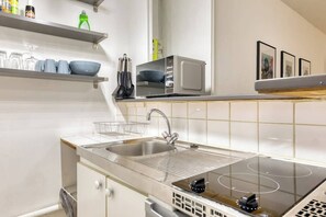 Réfrigérateur, four à micro-ondes, surface de cuisson, cafetière-théière