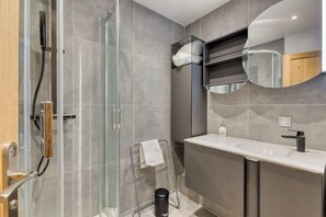 Shower, hair dryer, towels