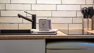 Réfrigérateur, micro-ondes, plaque de cuisson, cafetière/bouilloire