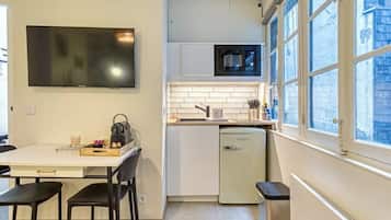 Réfrigérateur, micro-ondes, plaque de cuisson, cafetière/bouilloire
