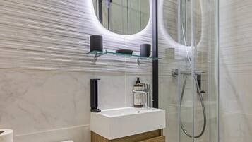 Douche, sĂšche-cheveux, serviettes fournies