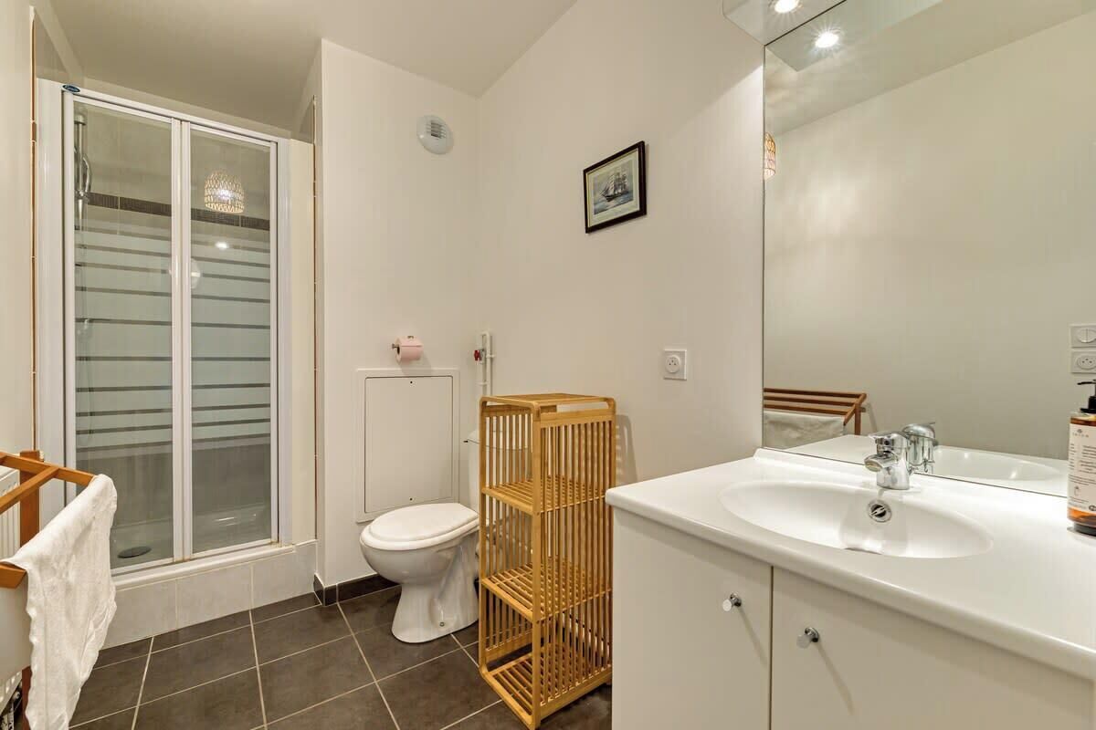 Een douche, een haardroger, handdoeken