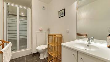 Een douche, een haardroger, handdoeken