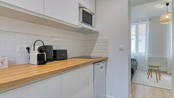 Microwave, stovetop, dishwasher, coffee/tea maker