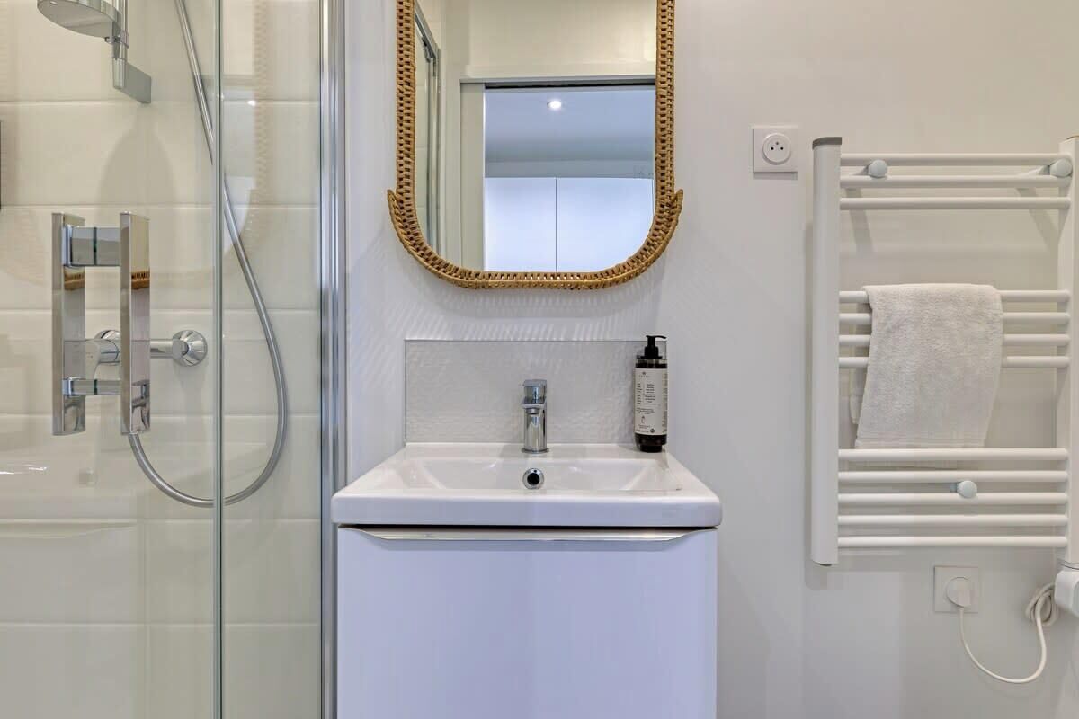 Douche, sèche-cheveux, serviettes fournies, savon