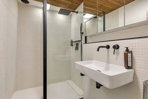 Dusche, kostenlose Toilettenartikel, Haartrockner, Handtücher