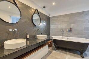 Shower, hair dryer, towels, soap - L'Ambassadeur : appartement époustouflant en plein coeur de Rouen (Rouen)