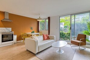 TV - Roxane, spacious 3-Bedroom Apartment with Terrace and Parking, Just Steps (Rouen)