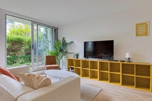 TV - Roxane, spacious 3-Bedroom Apartment with Terrace and Parking, Just Steps (Rouen)