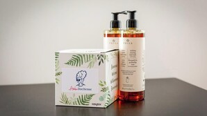 A box and two bottles of skincare products with a botanical design. - Rollin, appartement 3 personnes avec Netflix au calme ! (Sotteville-lès-Rouen)