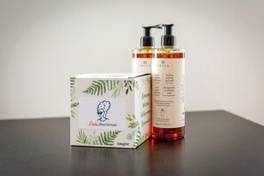 Een douche, een haardroger, handdoeken, zeep