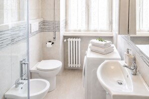 Shower, hair dryer, bidet, towels