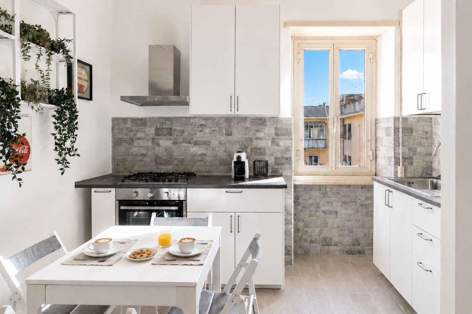 Frigorifero, forno, tavolo da pranzo